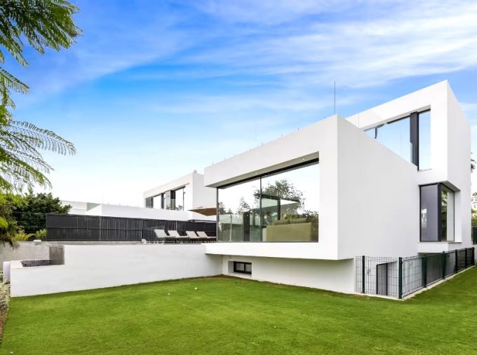 ELEGANT VILLA IN ESTEPONA